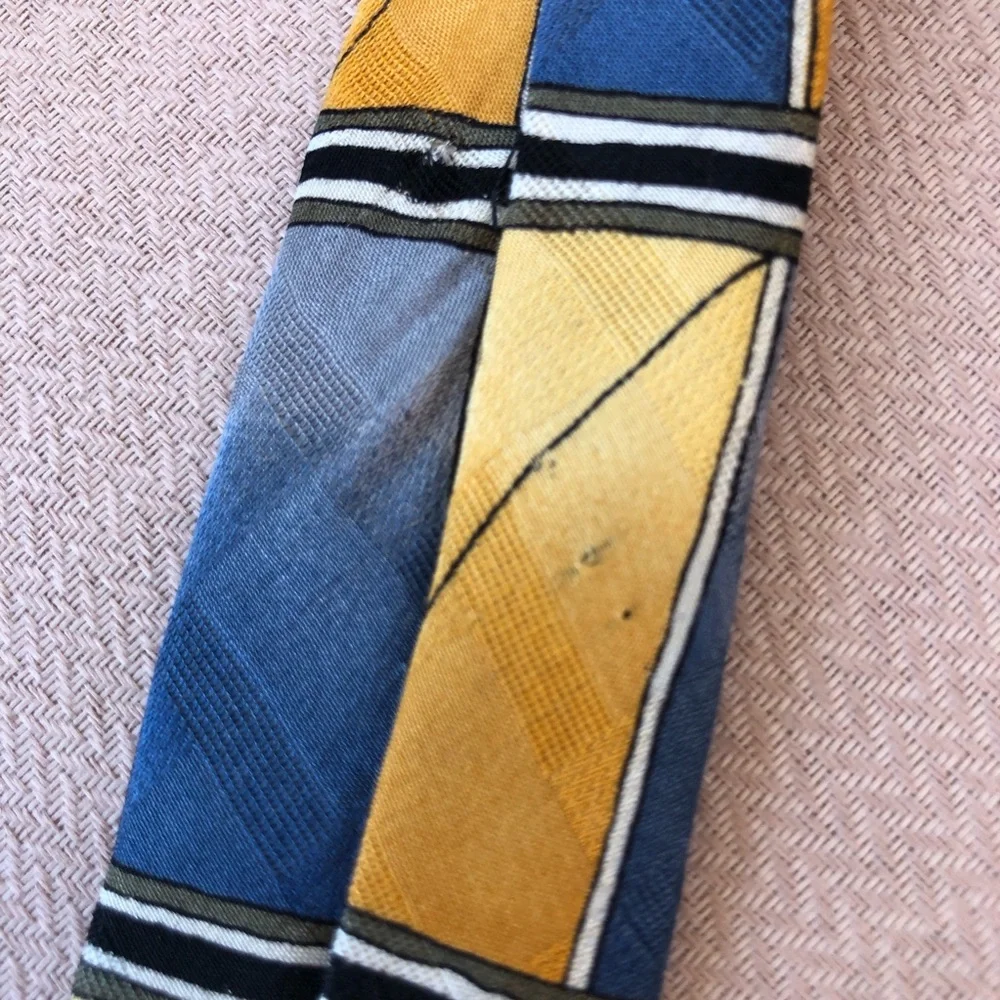 Bergeré Vintage Made In USA 💯 %‎ Silk Yellow Blue Geometry Pattern Tie